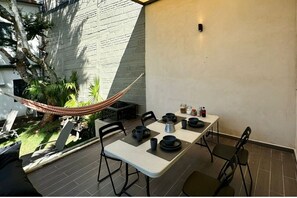 Outdoor dining - Spectacular house: barbecue, pool, garden and games. (Revolución XXI)