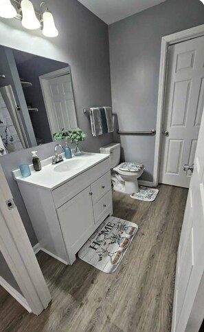 Shower, hair dryer, towels, soap - Tanglefoot Ranchhouse Near Oxford/ wheelchair accessible/kid friendly/private (New Albany)