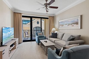 Condo, varias camas (Emerald Grande W421) | Área de sala de estar