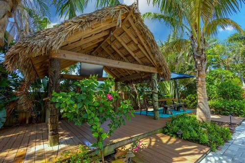 .9 miles to Nokomis Beach! A tropical paradise with private pool and spa!