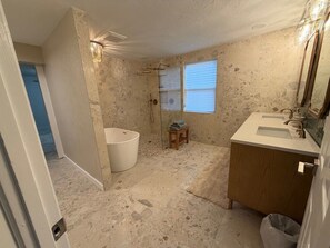 Dusche, Haartrockner, Handtücher, Toilettenpapier