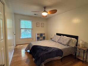 2 عدّة غرف نوم ومكواة/لوح كي وواي فاي وملاءات أسرّة