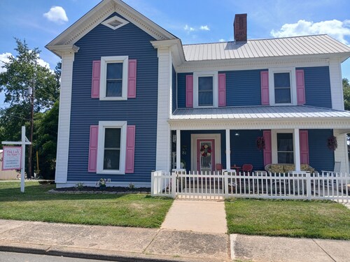 Pink Lady on Main, Downtown Pilot Mtn, business district. Pet Friendly.