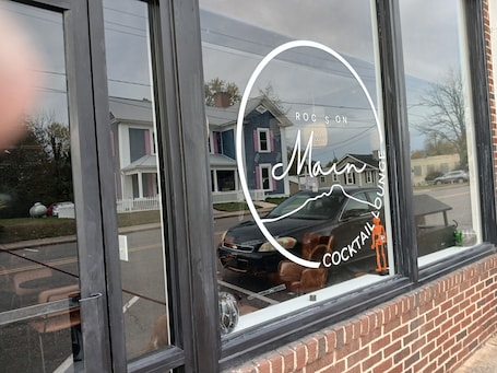 Exterior detail. PROMO, 10% WEEKLY DISCOUNT, Pink Lady On Main, Pet Friendly, Downtown Pilot Mtn