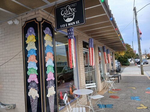 Pink Lady on Main, Downtown Pilot Mtn, business district. Pet Friendly.