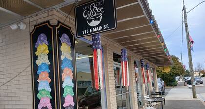 Pink Lady on Main, Downtown Pilot Mtn, business district. Pet Friendly.