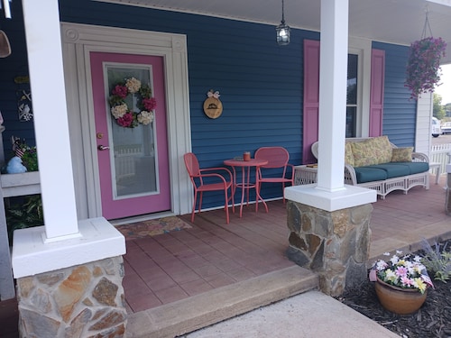 Pink Lady on Main, Downtown Pilot Mtn, business district. Pet Friendly.