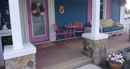 Pink Lady on Main, Downtown Pilot Mtn, business district. Pet Friendly.