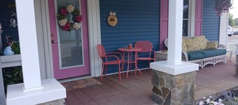 Pink Lady on Main, Downtown Pilot Mtn, business district. Pet Friendly.