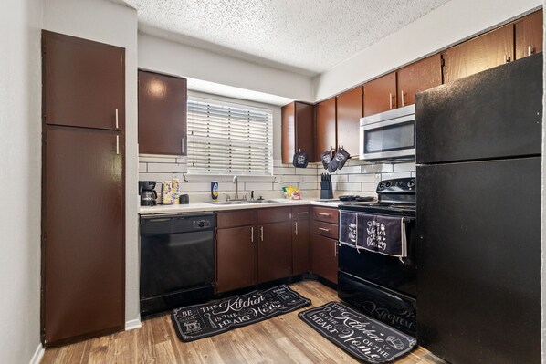 Mikroaaltouuni, uuni, liesi, astianpesukone