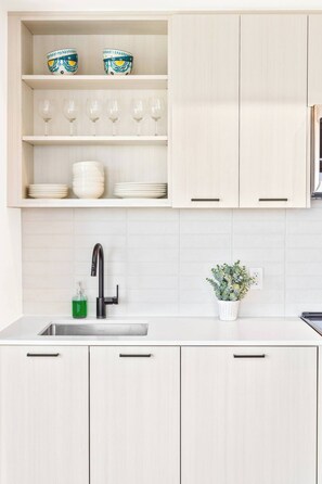 Frigorífico, microondas, horno y placa de cocina