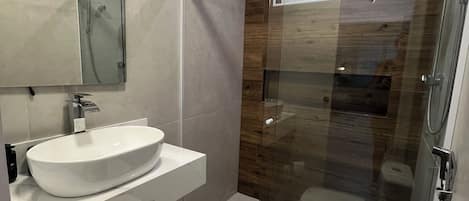 Haartrockner, Handtücher, Seife, Toilettenpapier