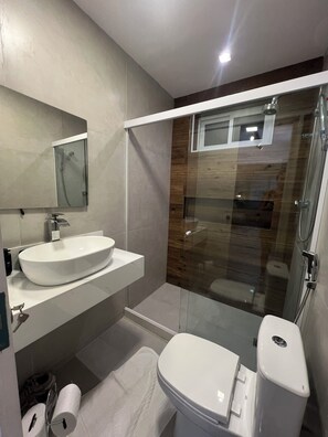 Hair dryer, towels, soap, toilet paper - Best Studio on Copacabana Beach (Rio de Janeiro)