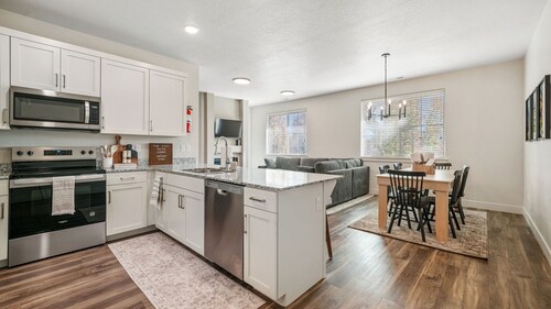 Cozy Swiss Condo - King Bed, Sleeps 6, Free Blanket