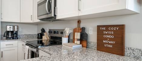 Microondas, horno, parrilla de estufa y lavavajillas