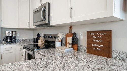 Cozy Swiss Condo - King Bed, Sleeps 6, Free Blanket