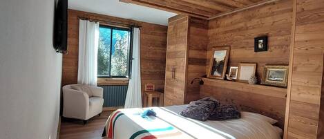 5 slaapkamers, een strijkplank/strijkijzer, internet, beddengoed