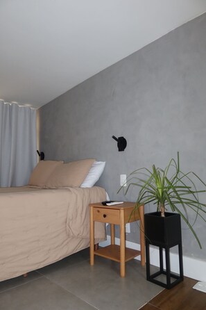 1 bedroom, iron/ironing board, Internet, bed sheets - Studio apartment across from Copacabana Beach. (Rio de Janeiro)