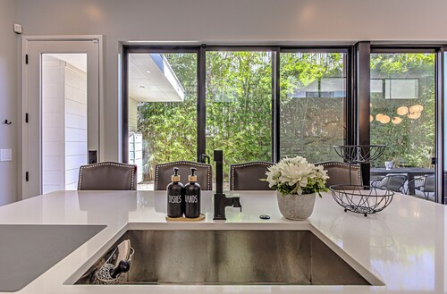 Spacious 3-bedroom I DT Austin I Walk to Restaurants & Shops