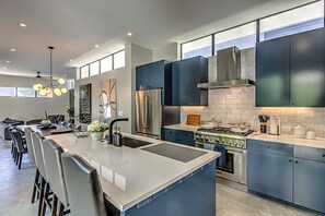 Refrigerador, microondas, horno, placa de cocina