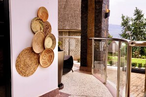 Quarto luxo, sacada, vista para a colina | Vista da sacada