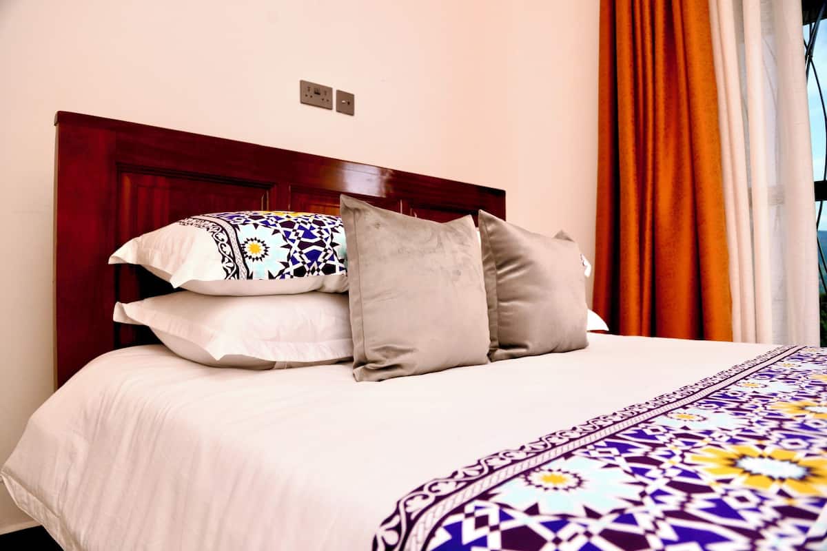 Yhden hengen comfort-huone, lanai, näköala pihalle | Kannettavalle tietokoneelle sopiva työtila, ilmainen Wi-Fi