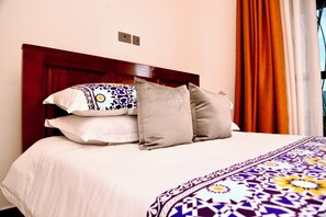 コンフォート シングルルーム ラナイ コートヤードビュー | WiFi (無料)