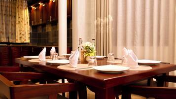 Family Suite, Courtyard View | In-room dining