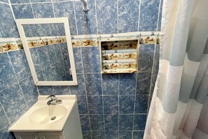 Bathroom - Cozy Apartment w Kitchen Downtown (Isla Mujeres)