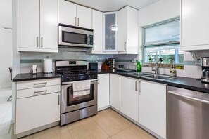 Fridge, microwave, oven, stovetop - Amazon Heated Pool Perfect House (Tamiami)