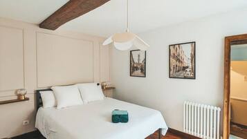 Tabla de planchar con plancha, cuna de viaje, wifi gratis y ropa de cama