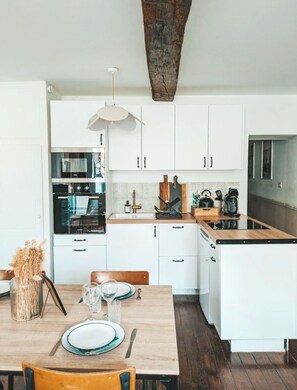 Fridge, microwave, oven, stovetop - Appartement 3* vue Château - LE ROYAL SEDAN (Sedan)