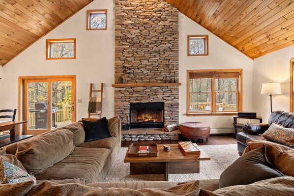 Älytelevisio, takka, kirjoja, stereot