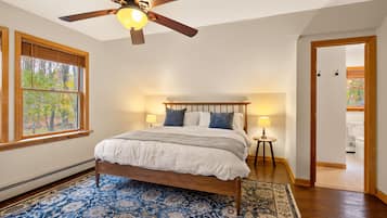 3 bedrooms, desk, iron/ironing board, free WiFi