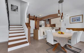 Dining - Stunning home in Sutivan (Sutivan)