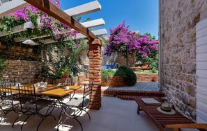 Outdoor dining - Stunning home in Sutivan (Sutivan)