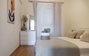 3 bedrooms, iron/ironing board, free WiFi - Amazing home in Selca with private swimming pool, can be inside or outside (Selca)
