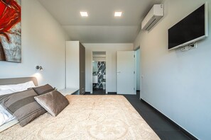 3 عدّة غرف نوم وخزنة داخل الغرفة ومكواة/لوح كي وسرير سفر