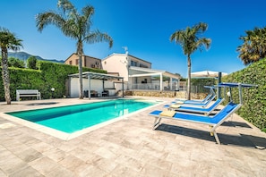 Outdoor pool - Villa dell'Ulivo: Relax, Pool and BBQ - By Sicily Home Solutions (Alcamo)