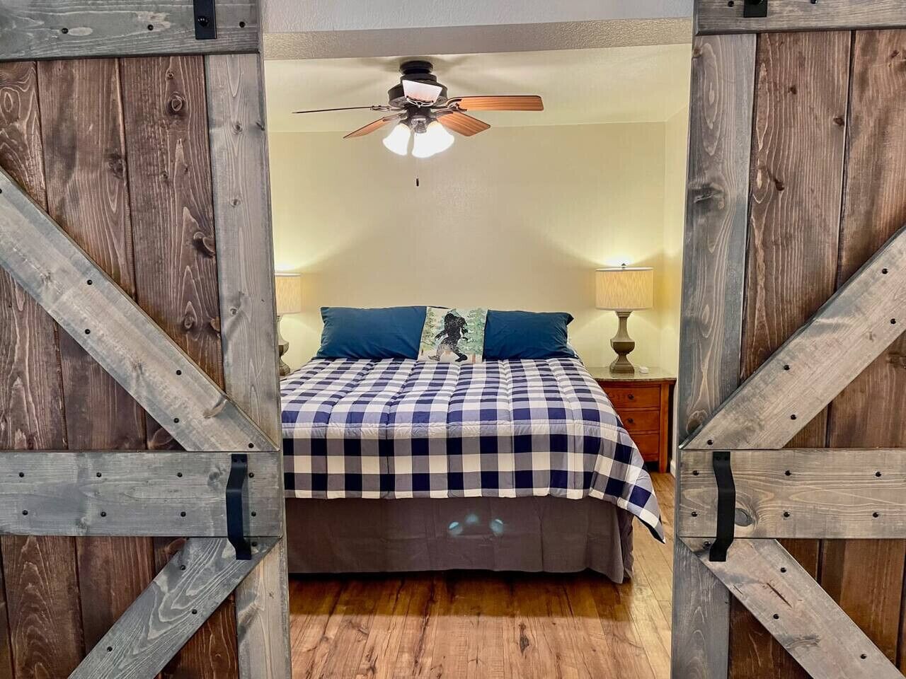 1 bedroom, desk, WiFi, bed sheets