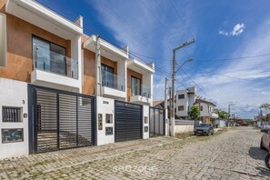 A modern residential building with a paved driveway and a gated entrance. - House w/ Barbecue 500 m From the Beach Cge0003 (Picarras)