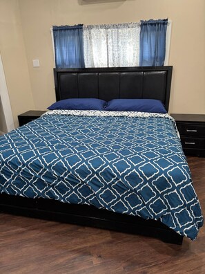 2 عدّة غرف نوم ومكواة/لوح كي وواي فاي وملاءات أسرّة