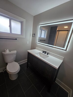 Regadera, secadora de cabello, toallas, jabón 