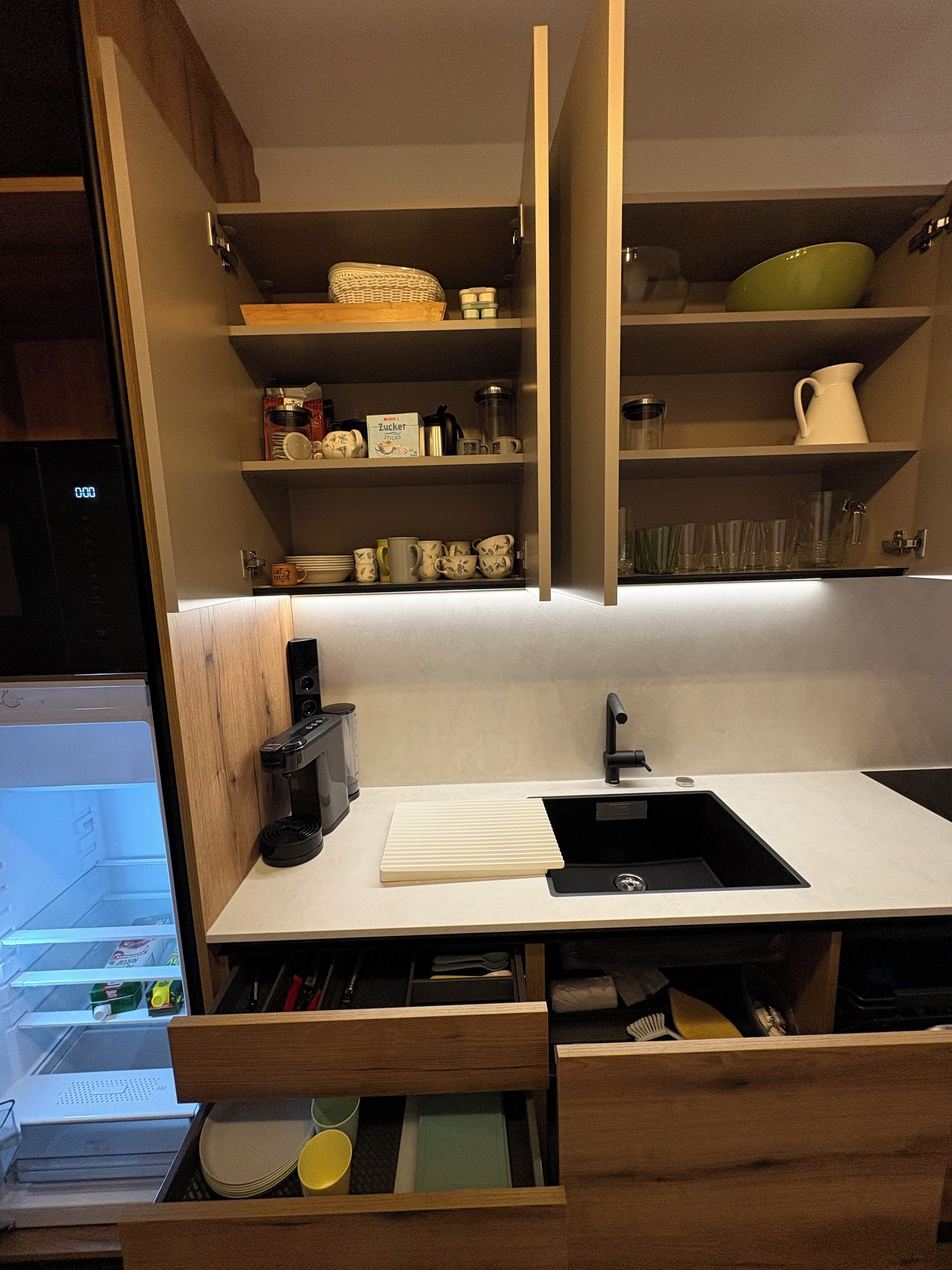 Coffee/tea maker, fridge, microwave, oven