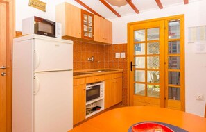 Fridge, microwave, oven, cookware/dishes/utensils - 2 bedroom stunning apartment in Ivan Dolac (Ivan Dolac)