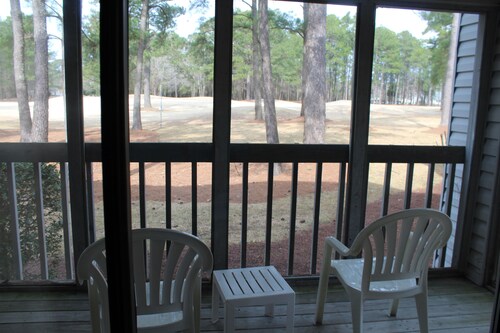 Cozy 1-bedroom condo with fitness room on the golf course in charming New Bern
