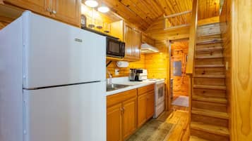 Fridge, oven, stovetop, coffee/tea maker