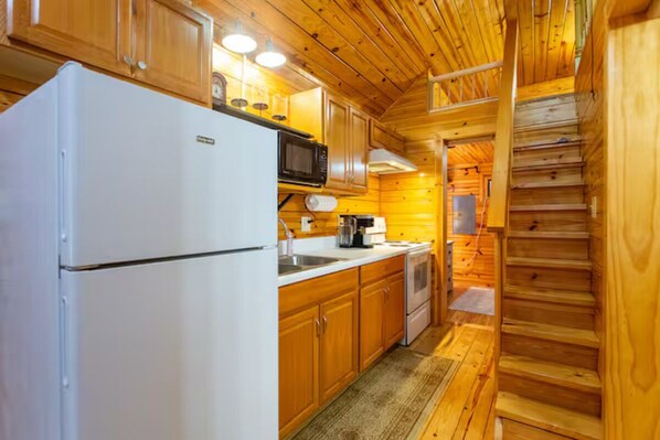 Refrigerador, horno, parrilla de estufa y cafetera y tetera 