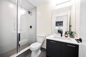 Douche, sèche-cheveux, serviettes fournies, savon