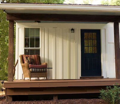 Charming 1-bedroom "glamping" cottage in peaceful Chapin (see description below)